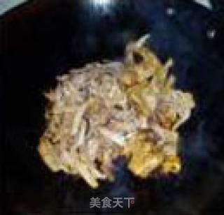 墨鱼炒肉的做法步骤：2