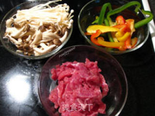牛肉金针菇菜椒丝的做法步骤：3