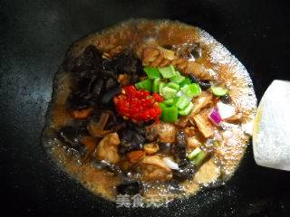 木耳蓑衣干烧鸡腿的做法步骤：2