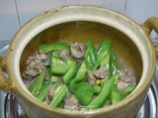 黄豆排骨焖苦瓜的做法步骤：2