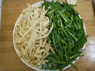 花肉韭菜炒豆皮的做法步骤：2