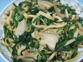 花肉韭菜炒豆皮的做法步骤：2