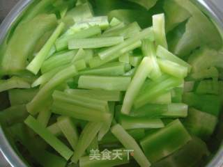油烹莴笋条的做法步骤：2