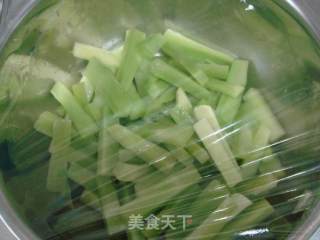 油烹莴笋条的做法步骤：2