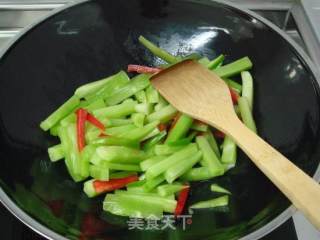 油烹莴笋条的做法步骤：2