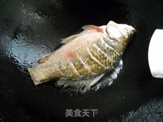 豆瓣鲫鱼的做法步骤：2