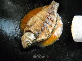 豆瓣鲫鱼的做法步骤：2