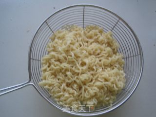 炒方便面的做法步骤：3