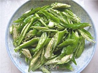 青椒炒肉的做法步骤：2