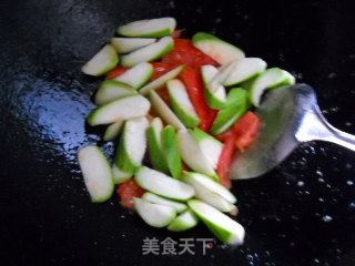 西红柿丝瓜炒鸡蛋的做法步骤：2
