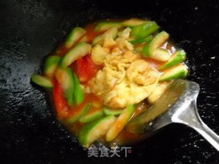 西红柿丝瓜炒鸡蛋的做法步骤：2