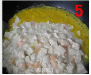 蟹黄豆腐的做法步骤：4