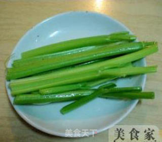 西芹百合的做法步骤：2
