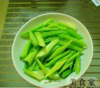 西芹百合的做法步骤：2