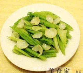 西芹百合的做法步骤：2