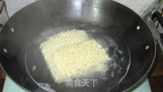 炸酱蛋丝炒面的做法步骤：2