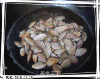 青椒豆豉炒花甲（蛤蜊)的做法步骤：2