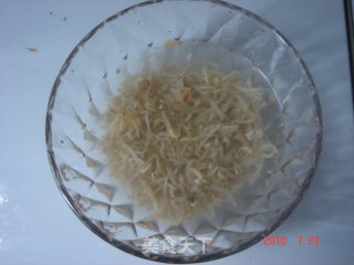 小银鱼干炒鸡蛋的做法步骤：2