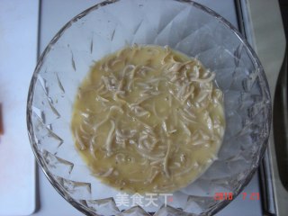 小银鱼干炒鸡蛋的做法步骤：2