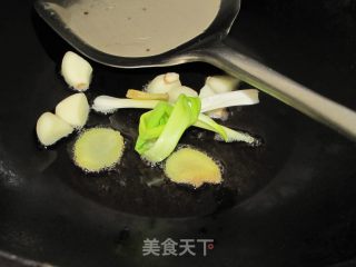 毛豆米烧鸡腿的做法步骤：2