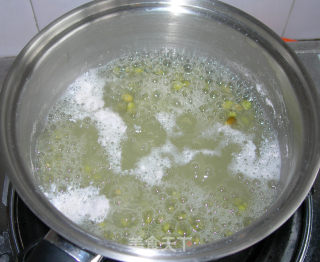 银耳水晶绿豆爽的做法步骤：2