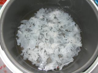 银耳水晶绿豆爽的做法步骤：2