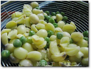 鲜莲子炒虾仁的做法步骤：3