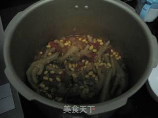 番茄黄豆炖凤爪的做法步骤：4