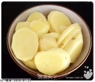 女生都爱吃的——咖喱豆角肉碎土豆泥的做法步骤：2