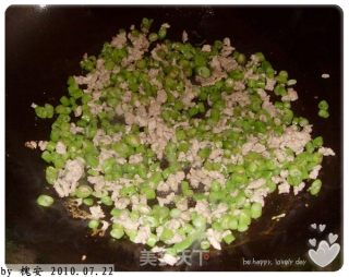 女生都爱吃的——咖喱豆角肉碎土豆泥的做法步骤：2