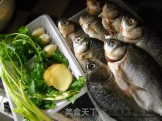 菠萝啤烧鲫鱼的做法步骤：2