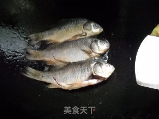 菠萝啤烧鲫鱼的做法步骤：2