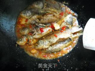 菠萝啤烧鲫鱼的做法步骤：2