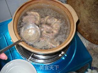 嫩肤养颜之清炖乳鸽的做法步骤：2
