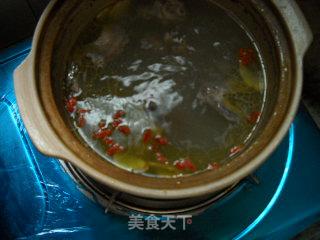 嫩肤养颜之清炖乳鸽的做法步骤：2