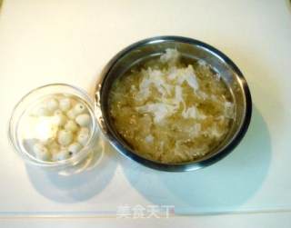 冰糖银耳莲子羹的做法步骤：5