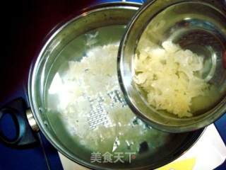 冰糖银耳莲子羹的做法步骤：5