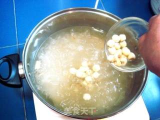 冰糖银耳莲子羹的做法步骤：5