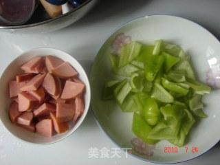 尖椒炒火腿的做法步骤：2
