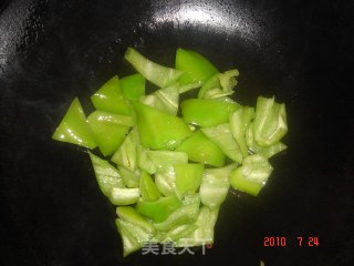 尖椒炒火腿的做法步骤：2