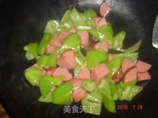 尖椒炒火腿的做法步骤：2
