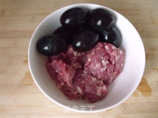 皮蛋鲜肉水饺的做法步骤：2