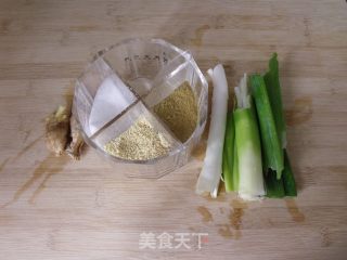 皮蛋鲜肉水饺的做法步骤：2