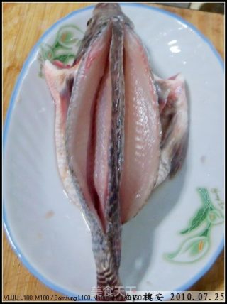 粤菜——清蒸（福寿）鱼的做法步骤：2