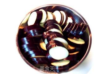 鲍汁蒜子烧茄盒的做法步骤：3
