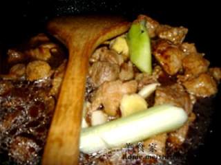 芋头烧肉的做法步骤：2
