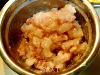 家庭精致小炒“榛仁青豆炒鱼糜”的做法步骤：3
