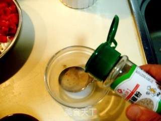 家庭精致小炒“榛仁青豆炒鱼糜”的做法步骤：3