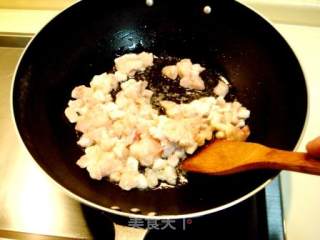 家庭精致小炒“榛仁青豆炒鱼糜”的做法步骤：3