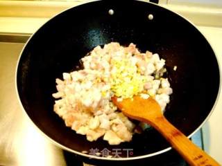 家庭精致小炒“榛仁青豆炒鱼糜”的做法步骤：3